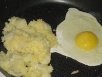 Картошка с яйцами на сковороде